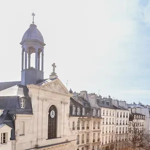 Famous Parisian Designer's Pied-a-terre In Le Marais Apartment